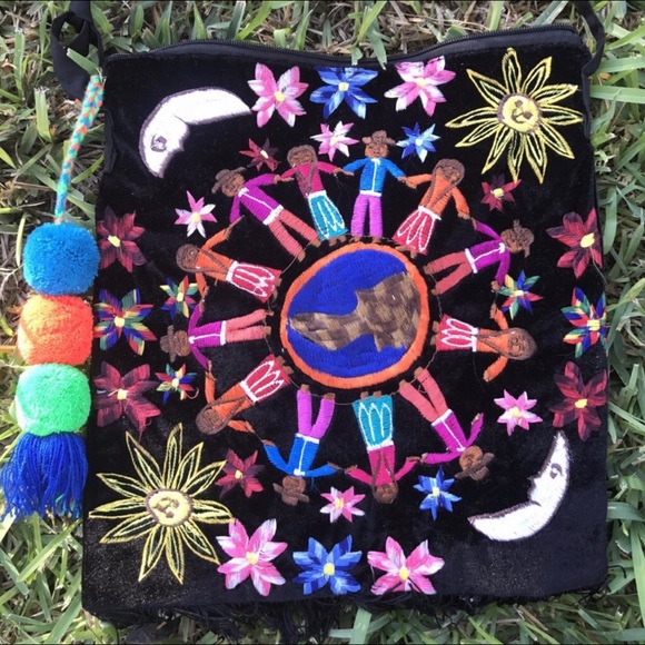 Embroidered Oversized Clutch Children of the World - Picture 7 of 8